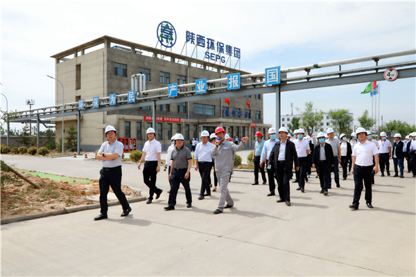 人生就是博集团复工复产促增添项目观摩聚会与会职员走进大秦国源三秦环保秦邦园区在榆项目