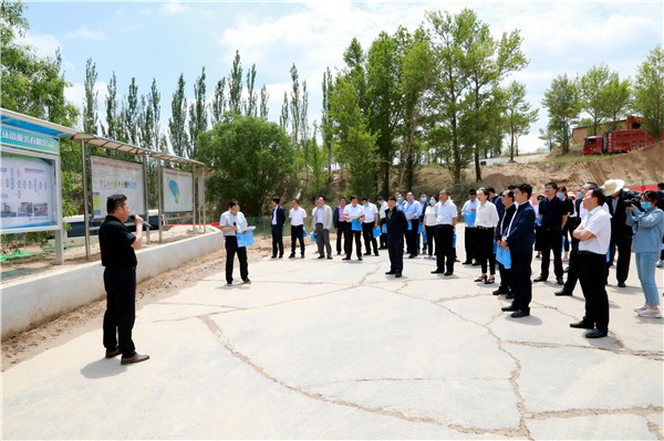 人生就是博集团复工复产促增添项目观摩聚会与会职员走进绿色能源公司油气公司水情形公司陕北片区项目