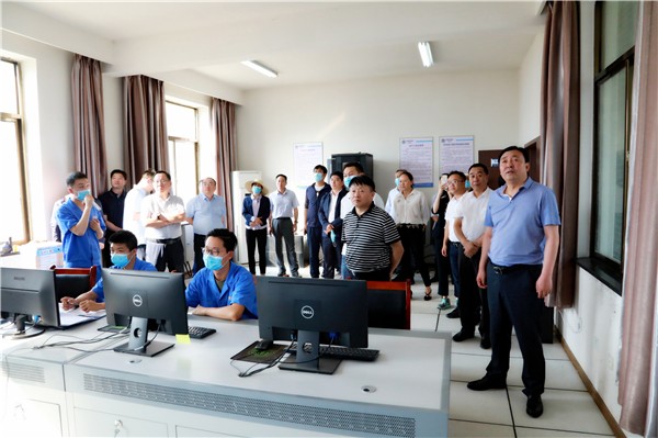 人生就是博集团复工复产促增添项目观摩聚会与会职员走进绿色能源公司油气公司水情形公司陕北片区项目