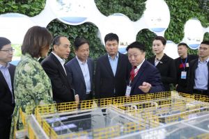 陕西省人大常委会副主任、、省总工会主席郭大为一行旅行我公司笔直流迷宫手艺