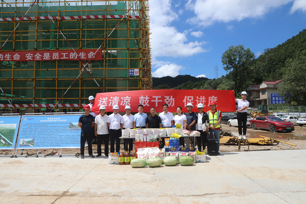 人生就是博集团开展“送清凉”活动 关爱一线职工