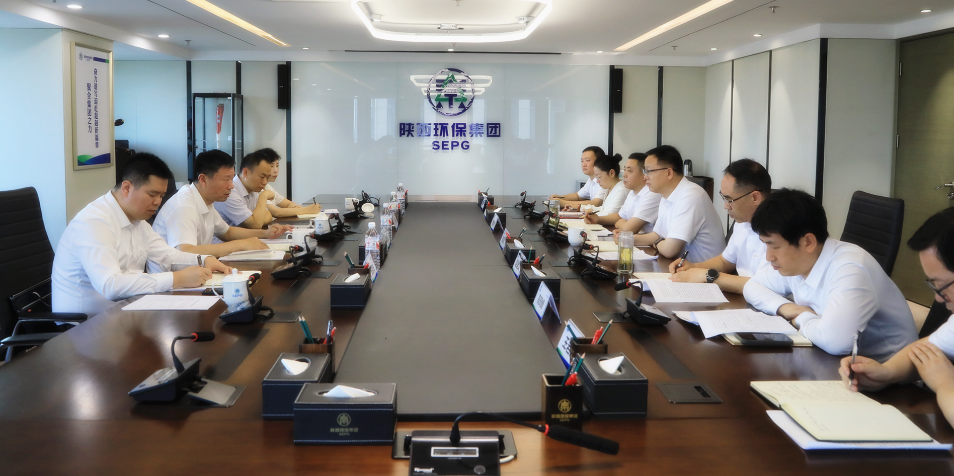 省国资委副主任杨爱民到人生就是博集团调研指导党纪学习教育事情