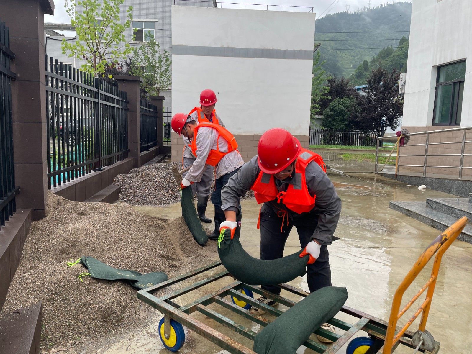 水情形公司：：：绝不松懈强继承 守牢防汛清静线